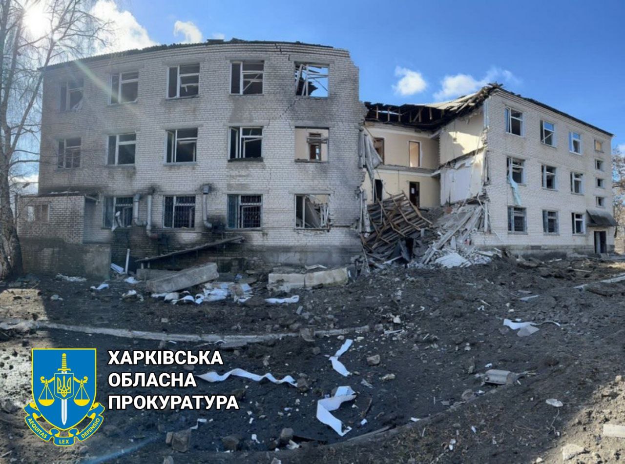 У місті Куп'янськ Харкоівської області внаслідок ракетного обстрілу зруйнована адміністративна будівля
